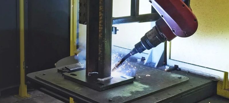 Impianto robotizzato di saldatura potenziato con AI