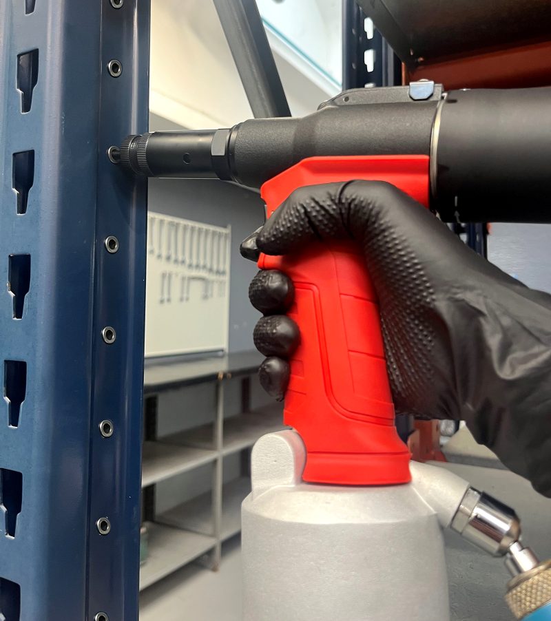 Rivettatrici oleopneumatiche per inserti: prestazioni affidabili e accessibili