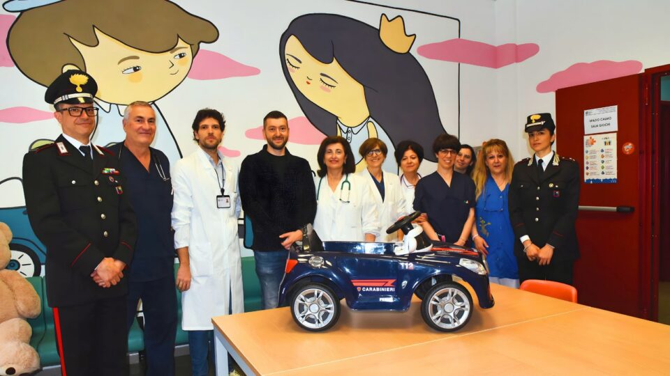 Donazione macchinina dei carabinieri a Pediatria Vigevano