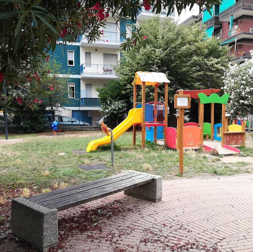 Scivolo e giochi per bambini