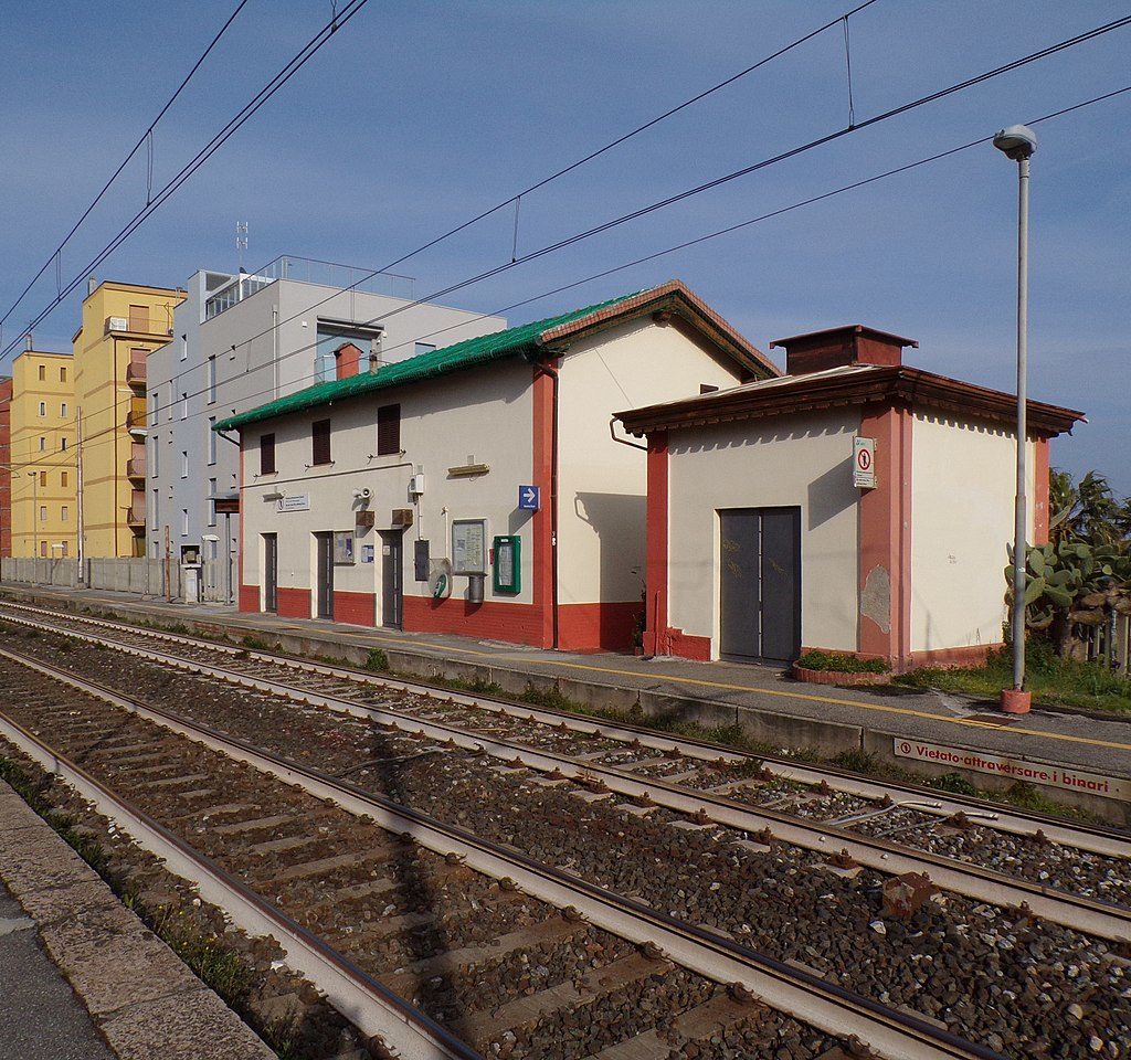 edificio dove è ubicata la stazione di Borghetto S. Spirito