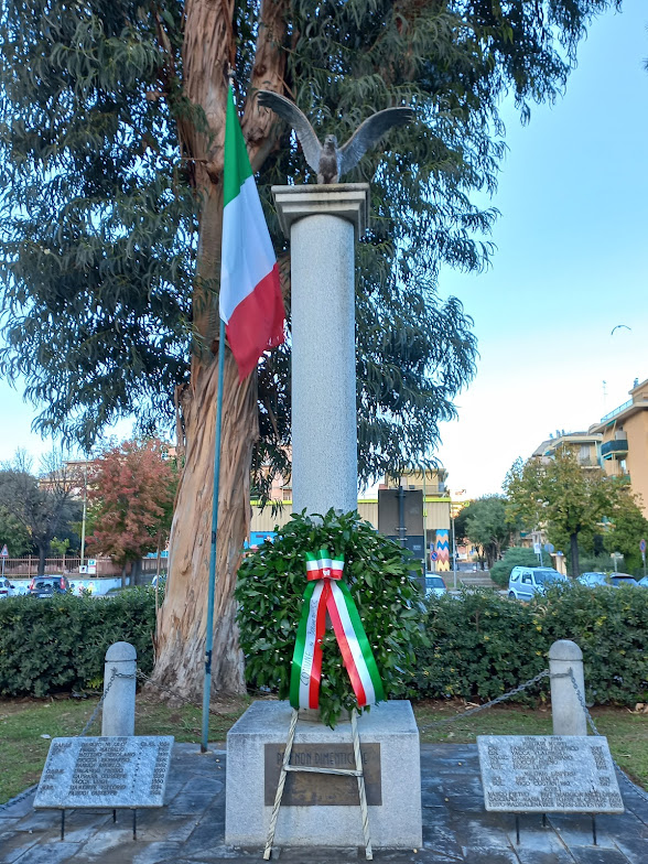 Monumento piazza Fermi