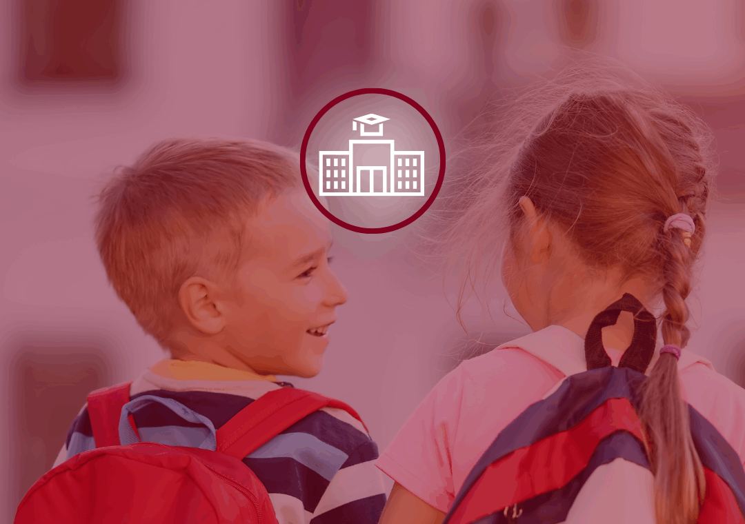 due bambini con zaino ed un logo in alto al centro sovrapposto