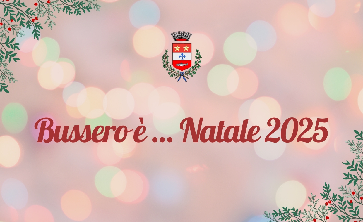 logo del comune con scritta e sfondo di luci natalizie