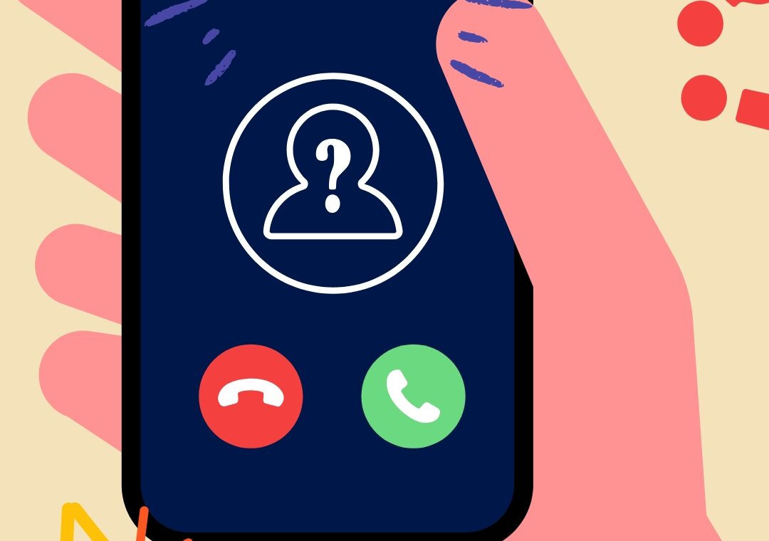 immagine di uno smartphone tenuto in mano con una chiamata truffa in arrivo