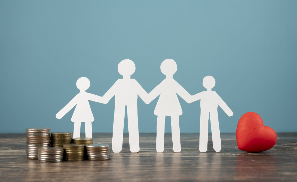 Sagome di una famiglia con accanto un cuore e del denaro