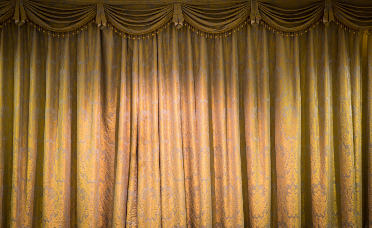 Foto di un tendone giallo da teatro
