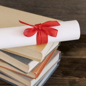 Immagine di alcuni libri e una pergamena di laurea