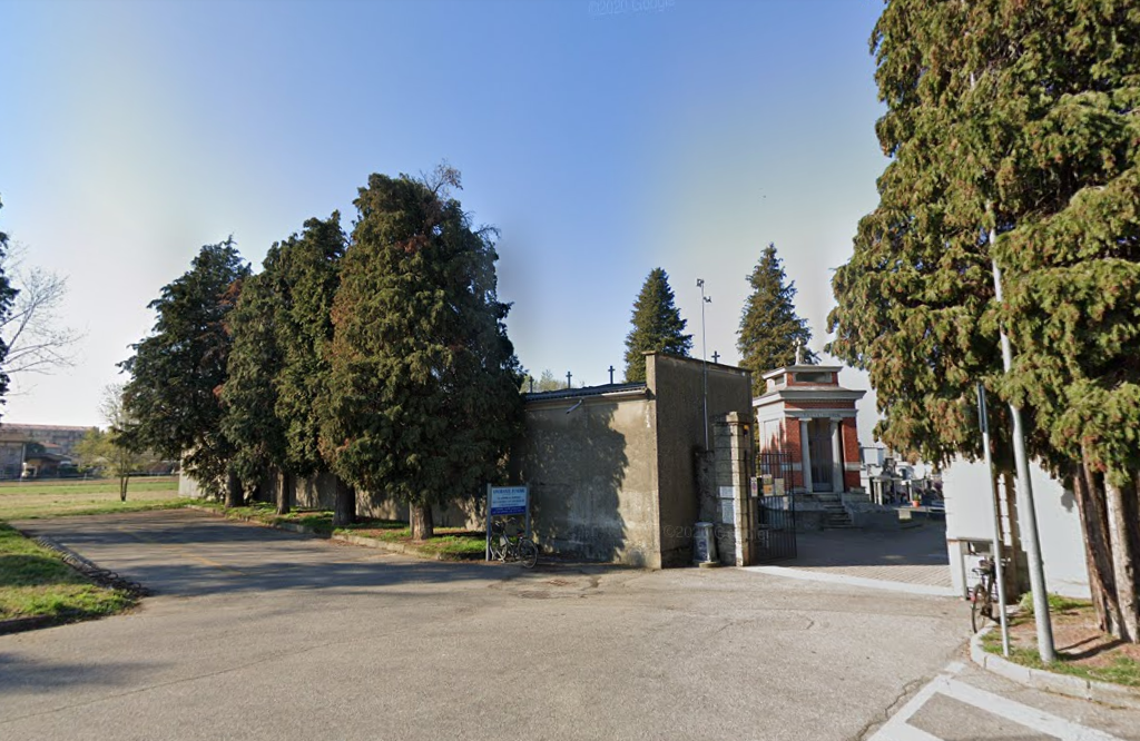 Foto dell'ingresso del cimitero di Cameri