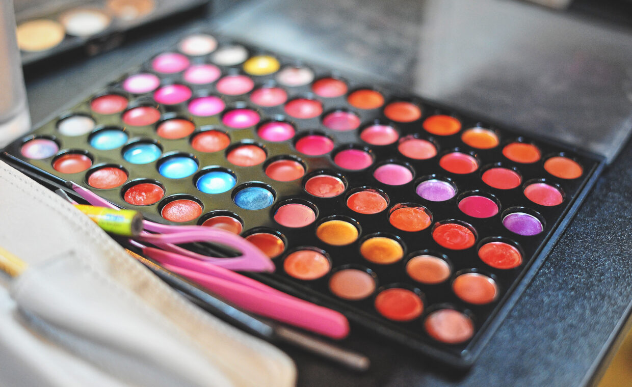 Make-up colorful eyeshadow palettes