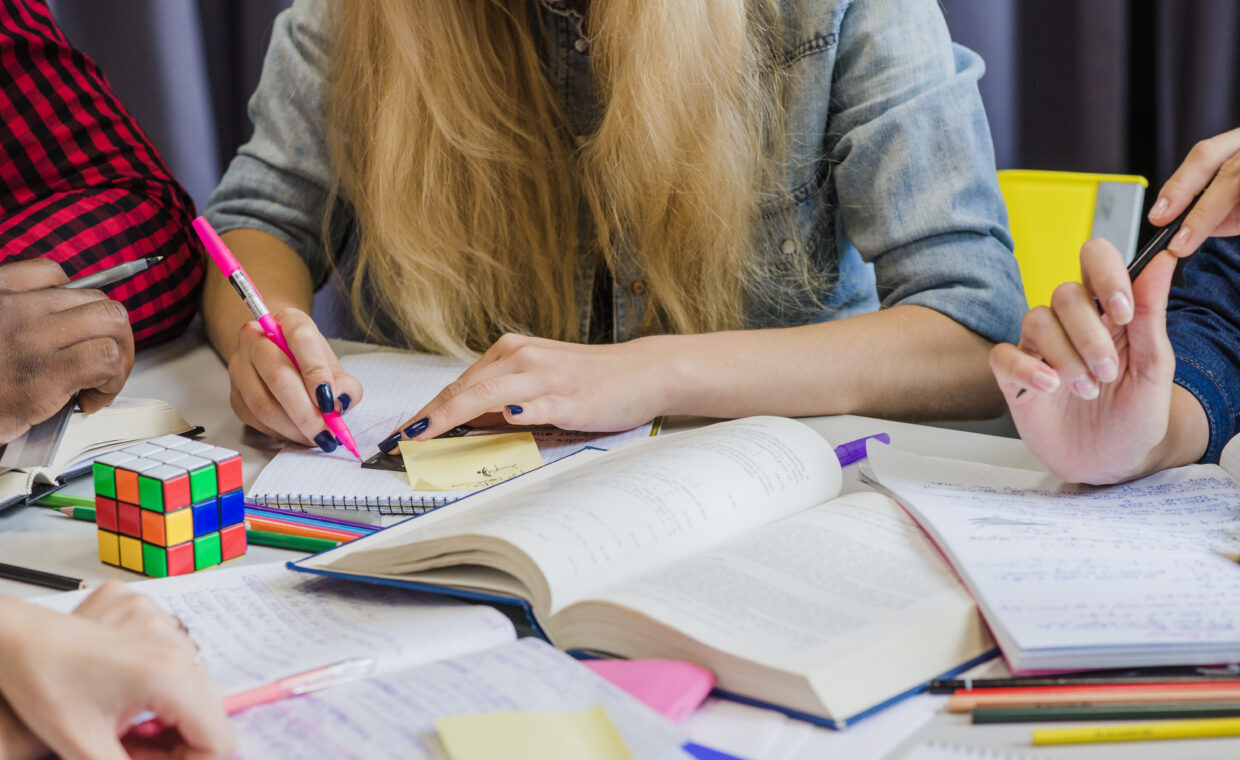coltivi-le-persone-che-studiano-con-i-libri-di-testo
