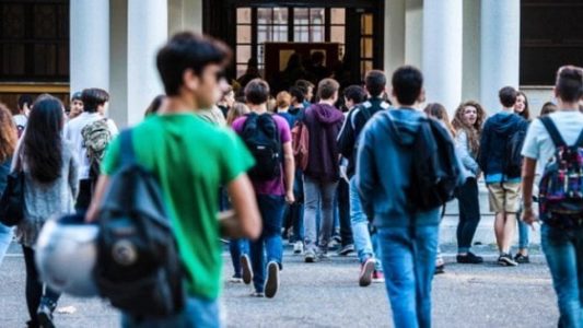 ragazzi davanti alla scuola