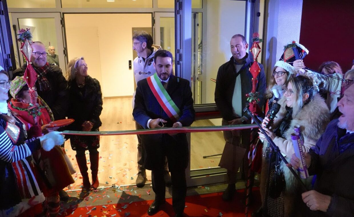 taglio nastro biblioteca