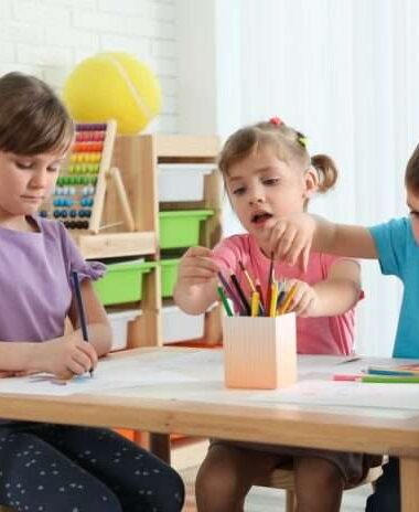 bambini-tavolino-disegnano-colori-giochi-shut-696x464