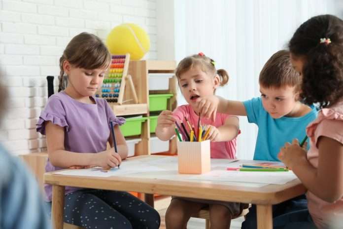 bambini-tavolino-disegnano-colori-giochi-shut-696x464