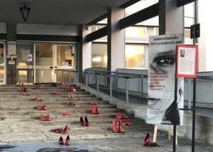 Installazione-scarpe-rosse-pre-2022-300x214
