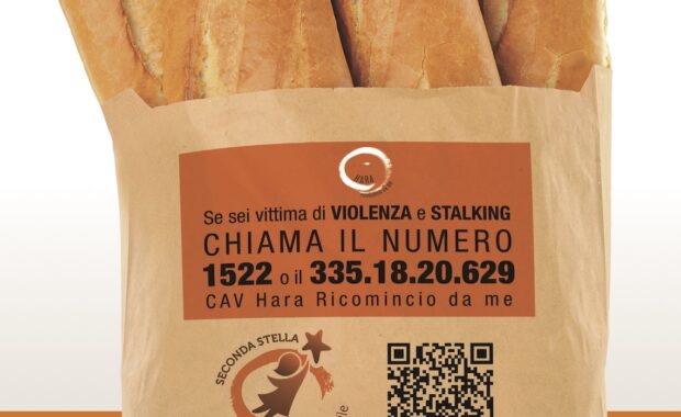 Foto di un sacchetto di pane con delle baguette, ed i loghi della iniziativa