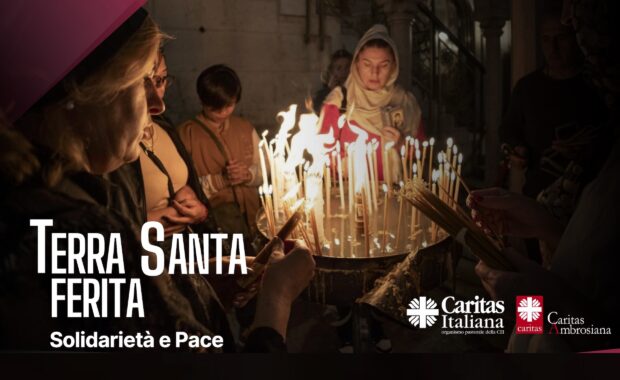 Foto di credenti attorno ad una Chiesa