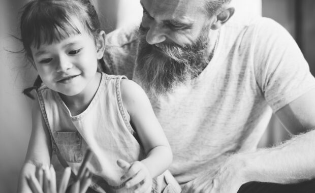 Foto di un Papà che aiuta la figlia a fare i compiti