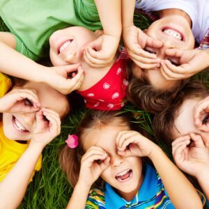 Foto di bambini su un prato