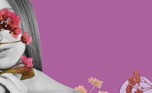 Foto di una donna con intorno alcuni fiori