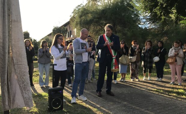 Foto del Sindaco Barletta e dei genitori di Valentino Colia durante l'intitolazione del campetto
