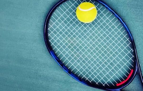 Foto di una racchetta e di una pallina da Tennis