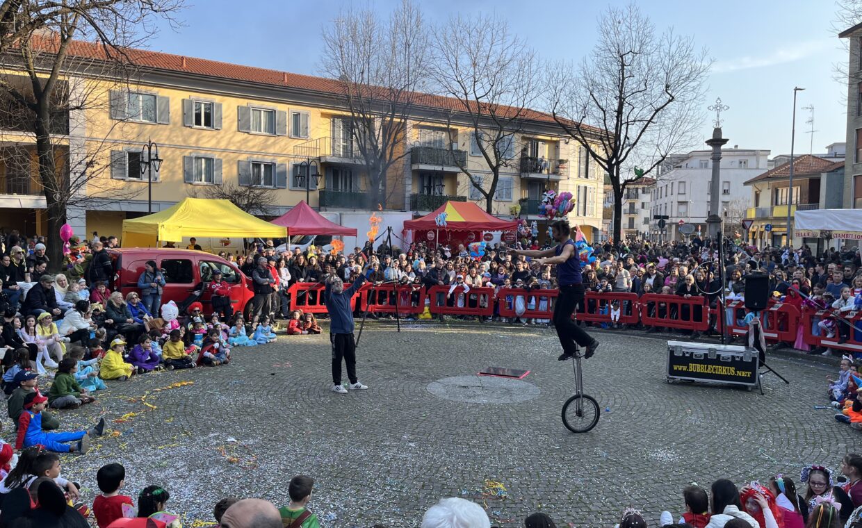 Foto dello spettacolo di Arti Circensi durante il Carnevale Garbagnatese 2025
