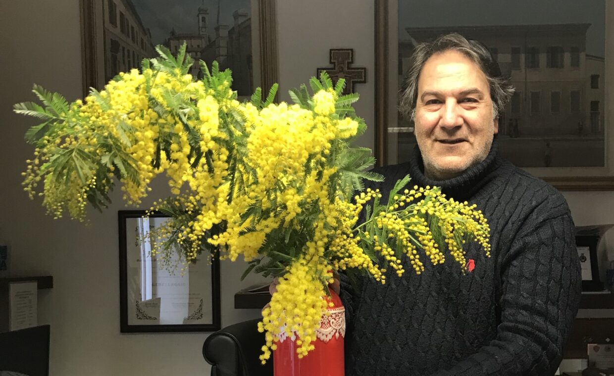 Foto del Sindaco Barletta che tiene in mano un vaso di mimose