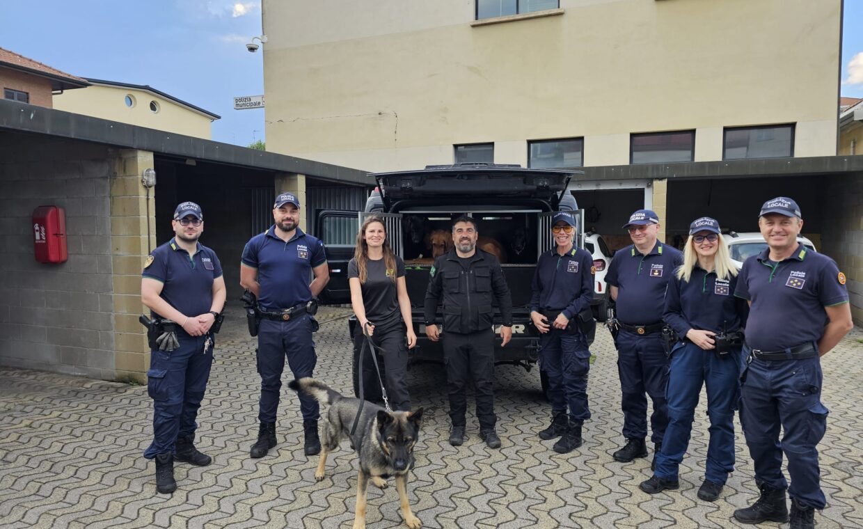 Foto della Polizia Locale con i cani antidroga