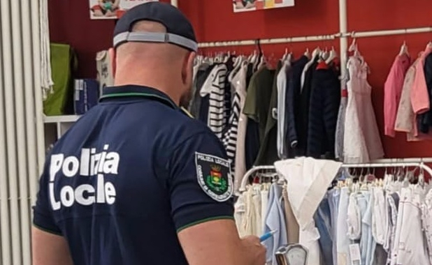 Foto di un agente durante i controlli