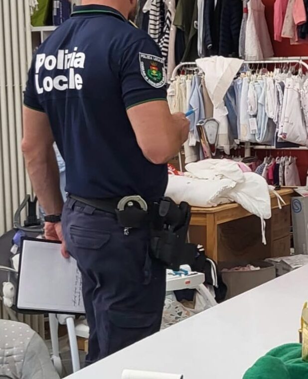 Foto di un agente durante i controlli