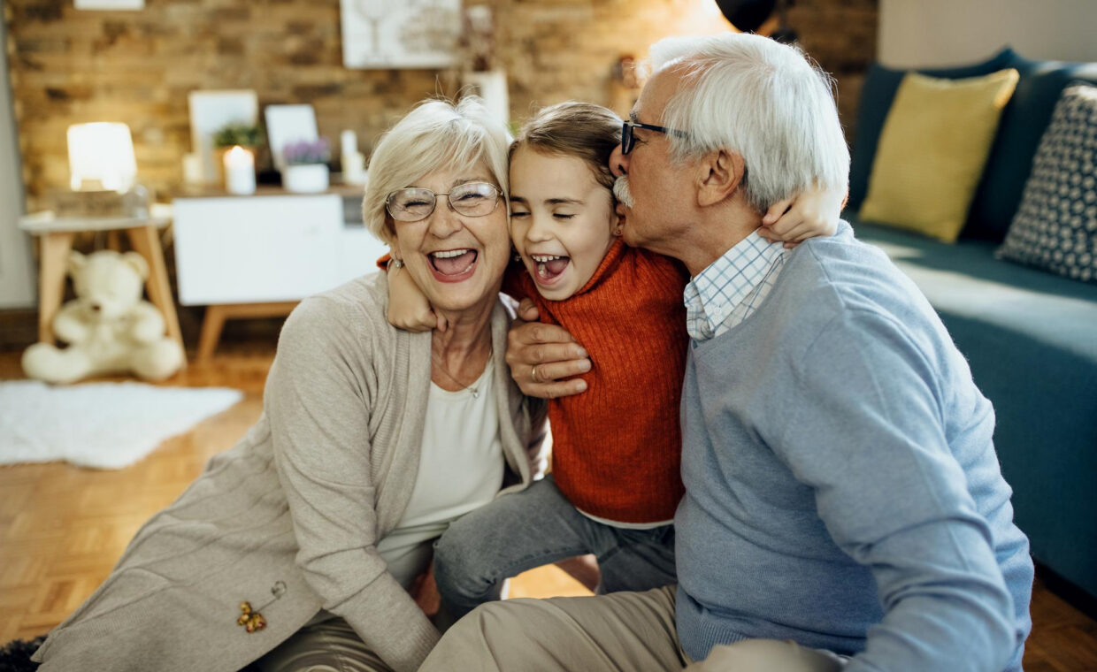 Nonna e Nonno baciano e abbracciano la nipote