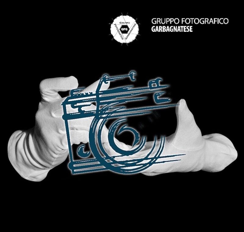 Mani con guanti che tengono una macchina fotografica disegnata