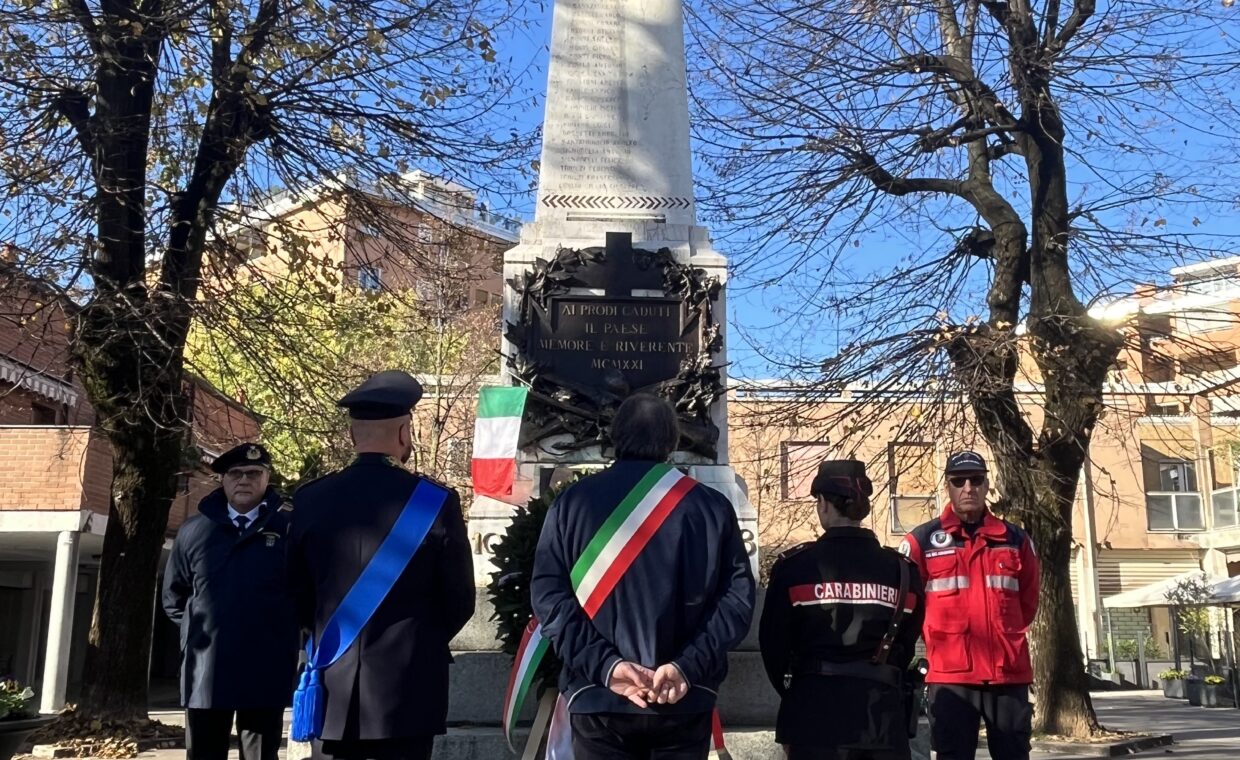 Il Sindaco Barletta, il Comandante Leone e un Carabiniere, di spalle, di fronte al Monumento ai Caduti di Garbagnate Milanese.