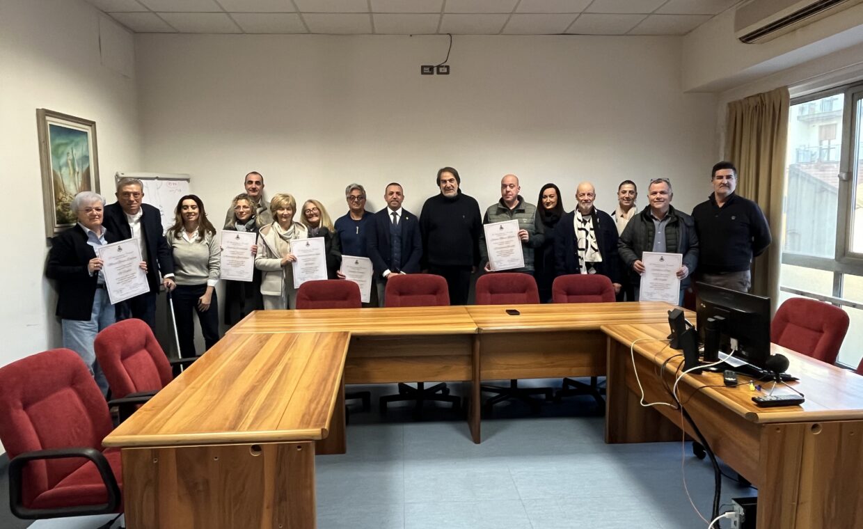 Il Sindaco Barletta, il Vice Sindaco Travagliati, gli Assessori Daga, Boniardi, Abate, durante la premiazione di Sandra Siragusano di Alimentari Quadrifoglio; Beniamina e Sabrina Foglia di Le Foglia; Maurizio Galligani de La Refezione; Stefano Borella della Pasticceria Borella; Vincenzo Capano di Capano Parrucchiere; Maria Grazia Dalzini de La Virgola.