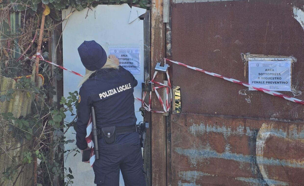 Una poliziotta durante il controllo al terreno sequestrato