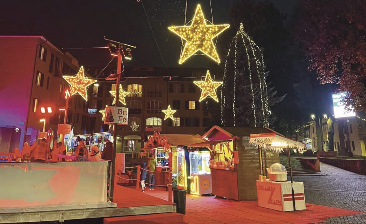 Piazza della Croce addobbata e con la Pista di Pattinaggio