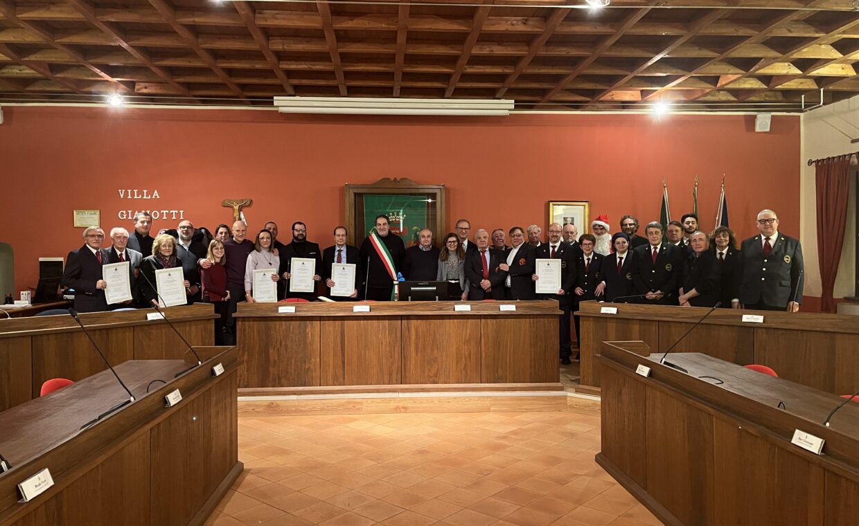 I Cittadini Benemeriti con la Giunta e i Consiglieri, durante la premiazione