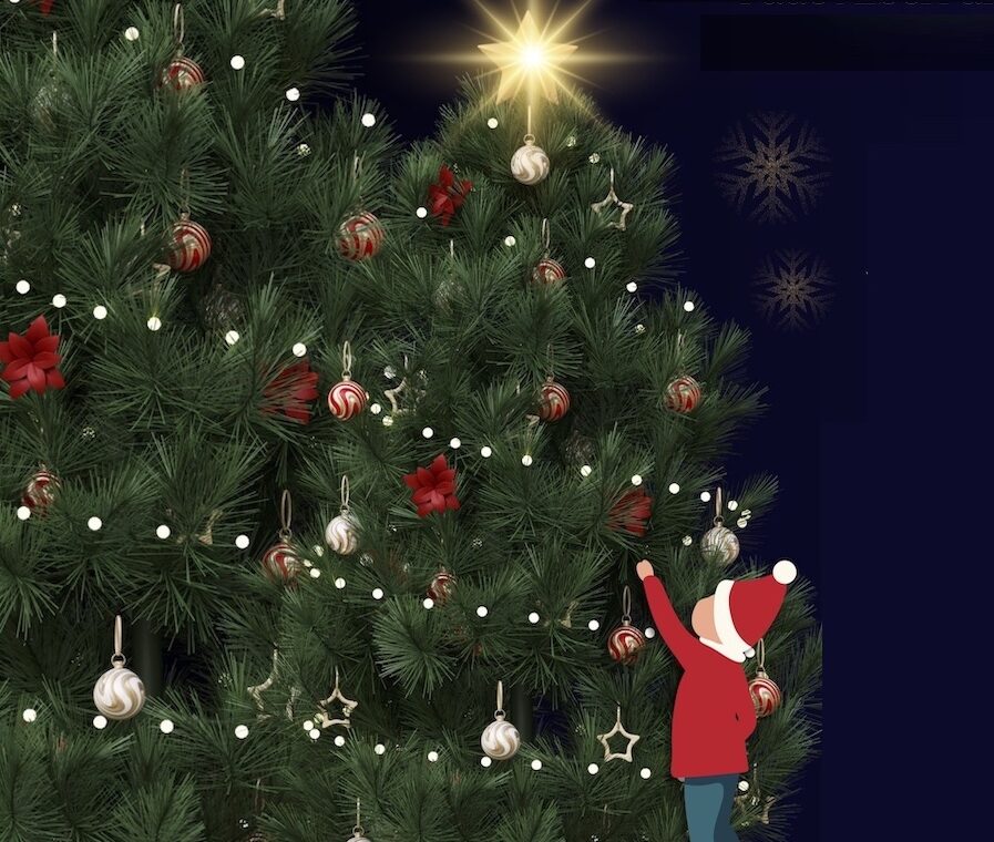 Bambino che addobba alberi di Natale