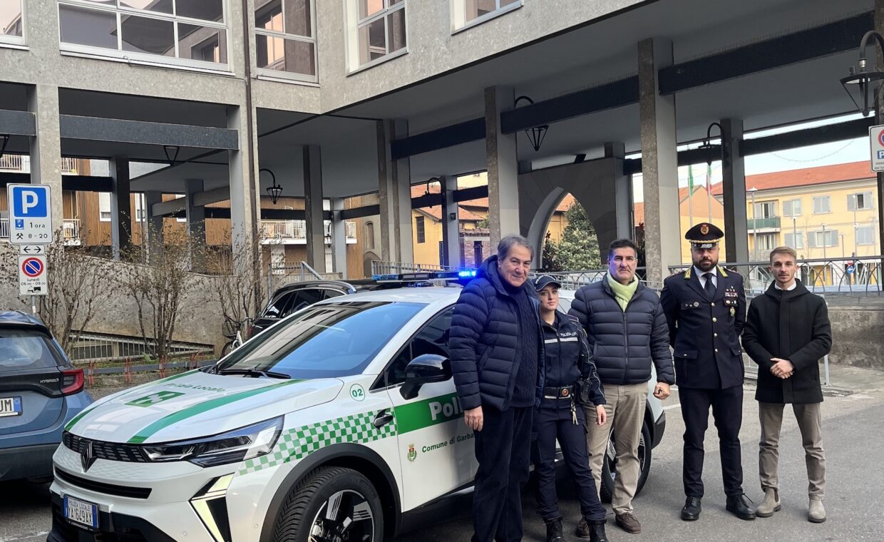 Il Sindaco Barletta, l'Assessore Boniardi, il Comandante Leone, l'Agente Di Martino alla consegna dell'auto