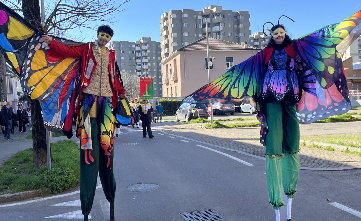 La sfilata delle mascherine, con i trampolieri in prima fila