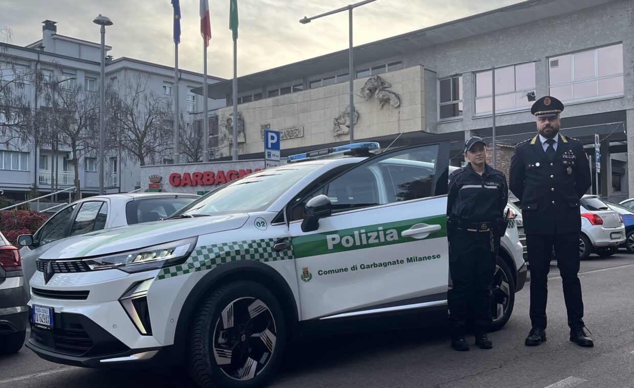 Il Comandante Leone ed un agente di Polizia, con una vettura, davanti al Municipio