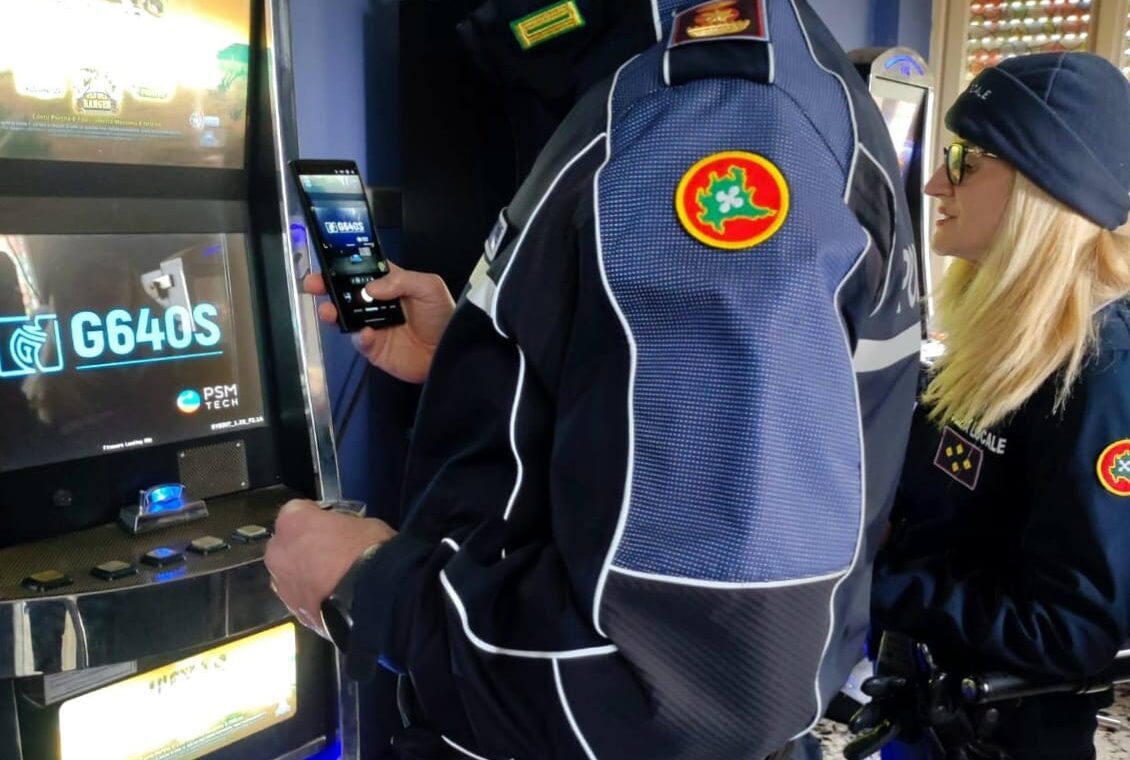 Due agenti durante i controlli