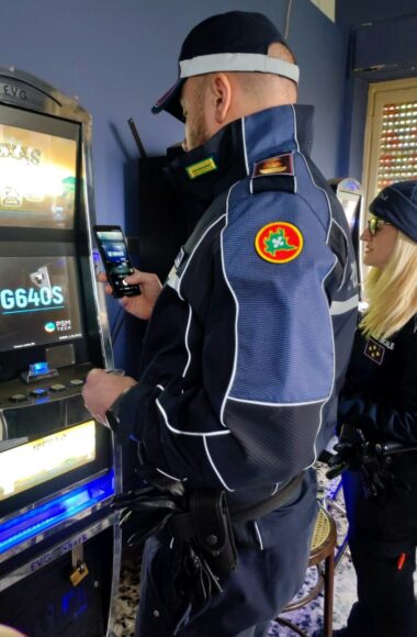 Due agenti durante i controlli