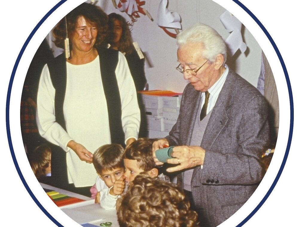 Bruno Munari con del pubblico