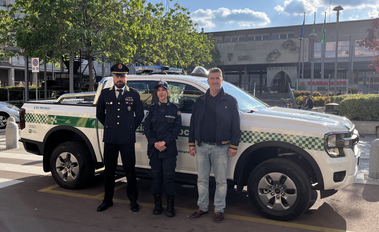 L'Assessore Boniardi, il Comandante Leone e l'Agente Luccio con il Pick Up, davanti alla Piazza del Municipio