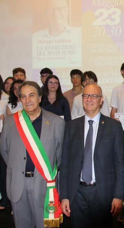 Il Sindaco Barletta e il Ministro Valditara durante la cerimonia di consegna delle Borse di Studio
