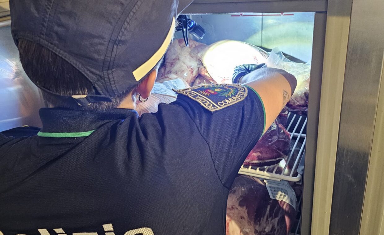 Una fase dei controlli nel ristorante sanzionato
