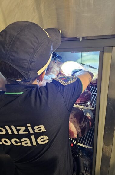Una fase dei controlli nel ristorante sanzionato